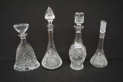 4 DIVERSE KARAFFEN IN KRISTAL - Handgeslepen - H: 30 tot 40 cm