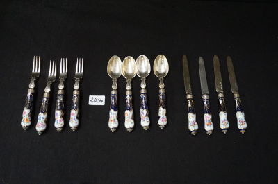 ANTIEK BESTEK IN ZILVER - Heften in kobaltblauw porselein - Keurstempels - Bestaande uit: 4 