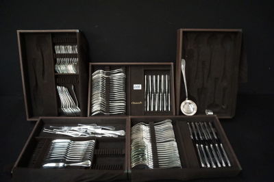 CHRISTOFLE - Verzilverd bestek in koffer - Bestaande uit 121 stuks - Voor 12 personen - Met 