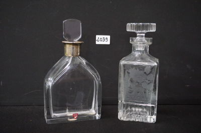 2 MOOIE KARAFFEN IN KRISTAL - 1 ORREFORS met montuur in zilver en 1 geslepen met dieren waarop 