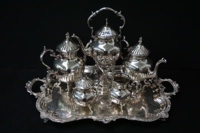 ZEER MOOI VERZILVERD KOFFIE- EN THEESTEL - Bestaande uit 6 stuks - Lengte dienblad: 73 cm