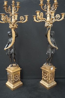 2 prachtige grote kandelaars in brons - stijl Empire - opgehouden door jonge vrouwen - met elk