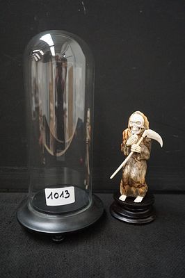 esoteric sculpture in horn under globe - "Santa Muerte" - height globe : 28 cm « la Grande