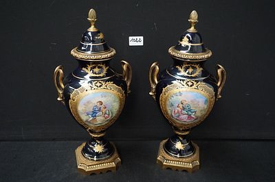 2 mooie kobaltblauwe dekselvazen in "SEVRES" stijl - porselein - romantische decors - monturen