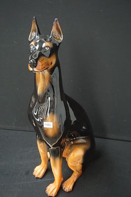 grote hond in Italiaanse faience - "dobberman" - klein letsel aan 1 oor - H: 90 cm