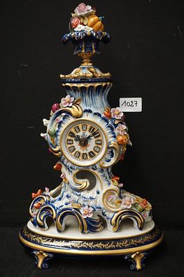 mooie pendule porselein - stijl SEVRES - gesigneerd - handgeschilderd - decor met bloemen en