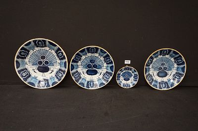 DELFT - 4 diverse XVIII eeuwse borden met pauwstaart decor - kleine randletsels - diameter : 16