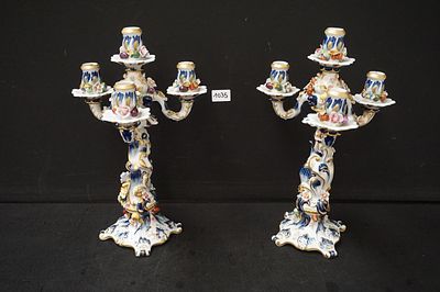 2 mooie kandelaars in porselein - stijl SEVRES - gesigneerd - handgeschilderd - decor met