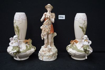 ROYAL DUX - beeld "herder met lam" en 2 Art Nouveau vazen - gesigneerd met de grote driehoek -