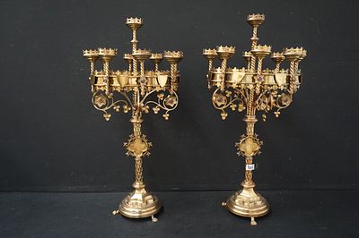 2 grote neo gothieke kerkkandelaars in brons - einde XIX, begin XX eeuw - H: 90 cm