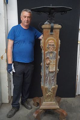 zeldzame grote kerkkandelaar - in hout en smeedijzer - versierd met religieuze figuren -