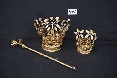 mooi lot religieus - bestaande uit: 2 kronen in verguld brons en koper (anno 1905) en een