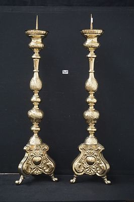 2 prachtige grote antieke kerkkandelaars in geel koper - H: 113 cm