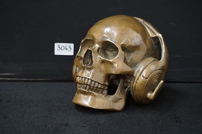 sculptuur in brons - "skull met hoofdtelefoon" - H: 16 cm
