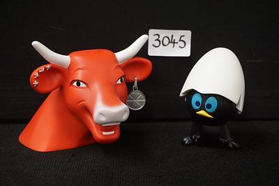 CREATION LEBLON-DELIENNE - 2 sculpturen in kunststof - "Vache que rit" (H: 9 cm) en "Calimero