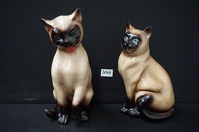 2 Siamese katten in keramiek - polychroom - H: 28 en 33 cm