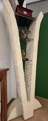 Fossil stone column with crystal shelves. Dimensions: 
• Height: 221 cm 
• Width: 45 cm 
• 