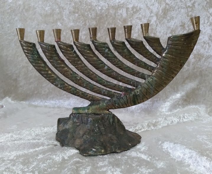 חנוכיה. פליז. זקוקה לניקוי