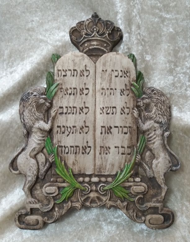 עשרת הדברות. חומר יצוק