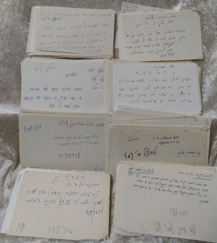 כ-300 כרטיסיות מארכיון אוצר הפוסקים, כתבי יד של מראה מקומות בנושאים שונים בהלכה מספרי השו"תים.