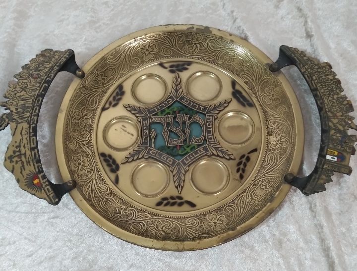 קערת ליל הסדר. שנות השישים לערך חברת תמר. קוטר ללא הידיות 32 ס"מ. שיפשופים קלים