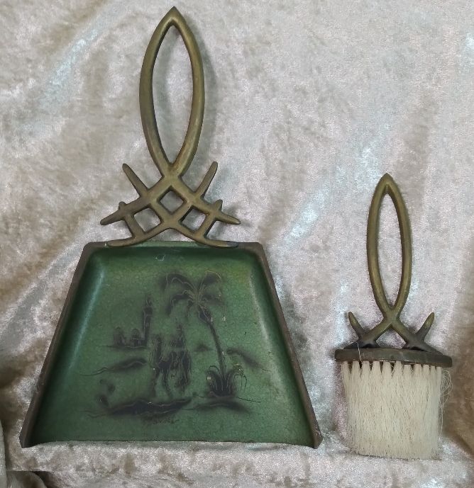 מחתה מפליז ומברשת חתום. גובה המחתה 23 ס"מ. מצב סביר