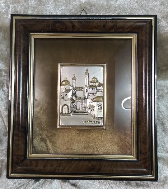 תמונה עשויה קריסטל ותבליט כסף בשיטת אלקטרופורמינג של ירושלים. חתום