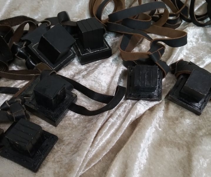 שלוש זוגות תפילין ישנות. ללא אחריות על הכשרות!