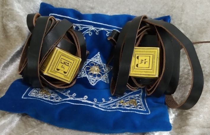 זוג תפילין ישן קטן לא היה בשימוש. נמכר ללא אחריות על הכשרות!