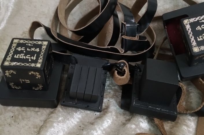 זוג תפילין. מראה חיצוני טוב נראה שהשתמשו מעט. ללא אחריות על הכשרות!