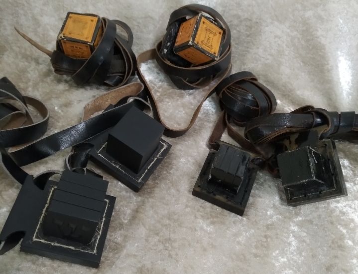 שלוש זוגות תפילין ישנים. ללא אחריות על הכשרות!