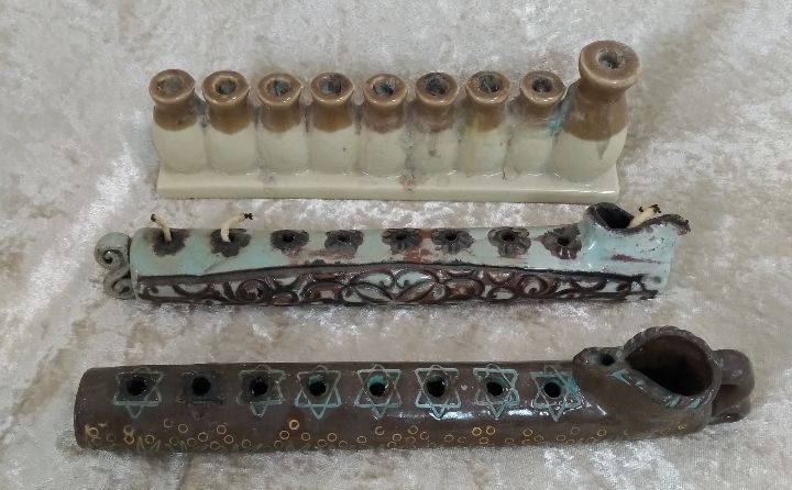 חנוכיות קרמיקה וחימר. השתיים הקדמיות חנוכיות שמן עבודת יד. החנוכיות דורשות ניקוי! אורך ממוצע 24 ס"מ