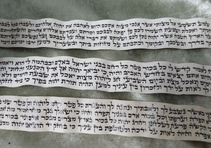 פרשיות לתפילין רש"י. עבר הגהת מחשב בהצלחה. ראוי ומומלץ לעשות גם הגהת אנוש