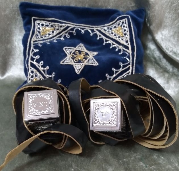 זוג תפילין ישנות ללא אחריות על הכשרות