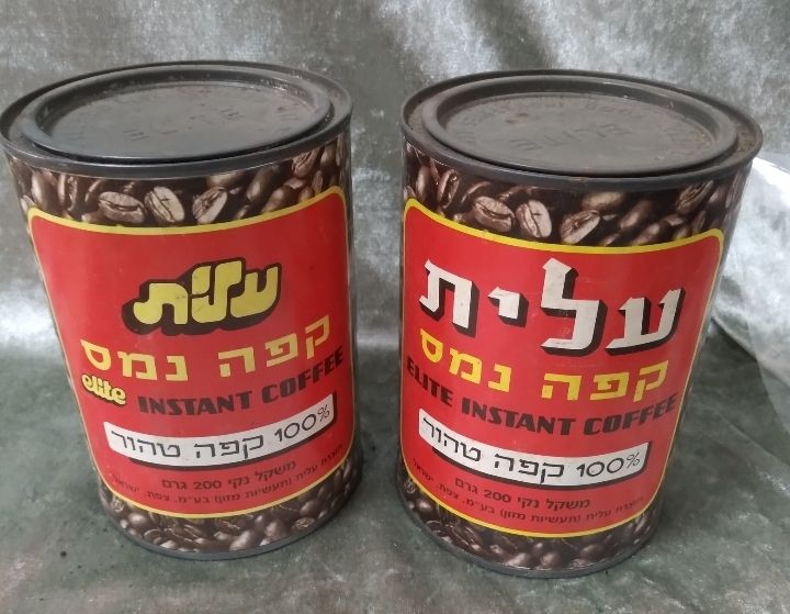 צמד קופסאות קפה נמס. עטיפת נייר סביב הפח