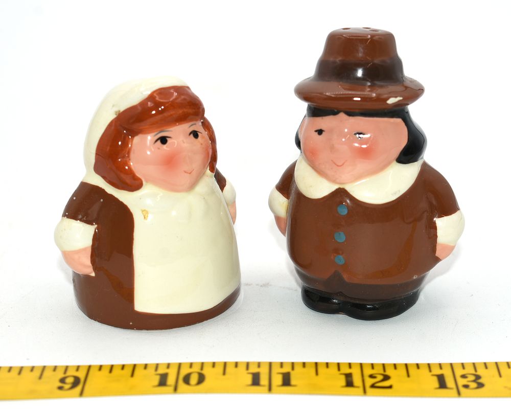 A Pair of Publix 2004 Thanksgiving Pilgrim Salt & Pepper Shakers. A pair of ceramic 
