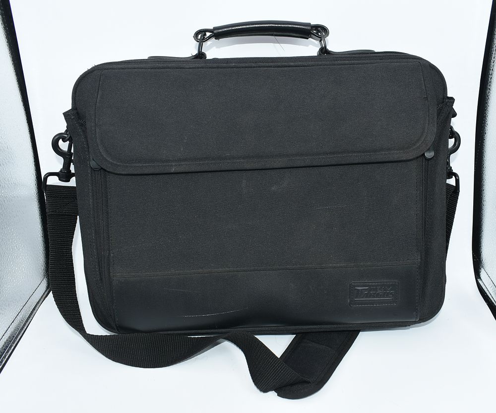 Targus Black Laptop Briefcase with Shoulder Strap. A black Targus laptop bag/briefcase 