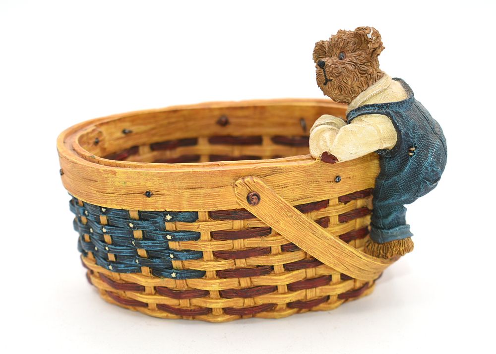 Boyds Collection Thomas' Oval Stars and Stripes Basket. A single decorative resin figurine of a 