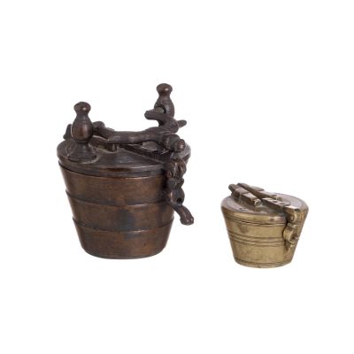 DUAS CAIXAS DE PESOS. Europeias em bronze, s&eacute;c. XVII/XVIII, com marcas de 