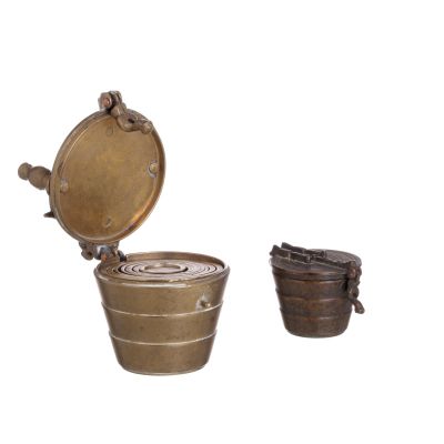 DUAS CAIXAS DE PESOS. Europeias em bronze, s&eacute;c. XVIII, com uma marcas de Almotac&eacute;s 