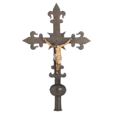 CRUZ PROCESSIONAL. Portuguesa, do s&eacute;c. XVII, em lat&atilde;o recortado e bronze. Jesus 