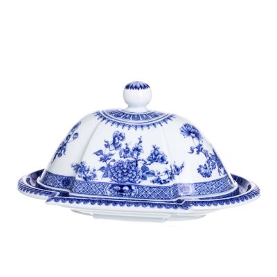 TRAVESSA DE SERVIR COM C&Uacute;PULA. Em porcelana moldada da Vista Alegre, encomenda 