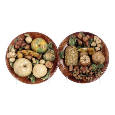 PAR DE PRATOS EM FAIAN&Ccedil;A. Portugueses do s&eacute;c. XIX, em faian&ccedil;a das Caldas da 