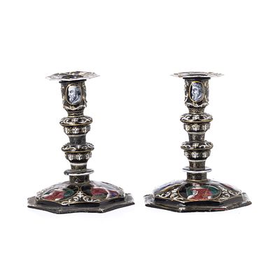 PAR DE CASTI&Ccedil;AIS LIMOGES. Franc&ecirc;s, fabrico de Limoges da segunda metade do s&eacute;c. XIX 