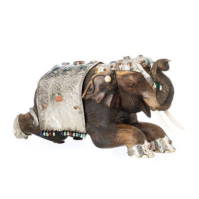 ELEFANTE COM PRATA, LUIZ FERREIRA (1909-1994). Portugu&ecirc;s do s&eacute;c. XX, em madeira e 