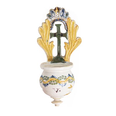 PIA DE &Aacute;GUA BENTA EM FAIAN&Ccedil;A. Portuguesa do s&eacute;c. XVIII/XIX, fabrico de Viana. 