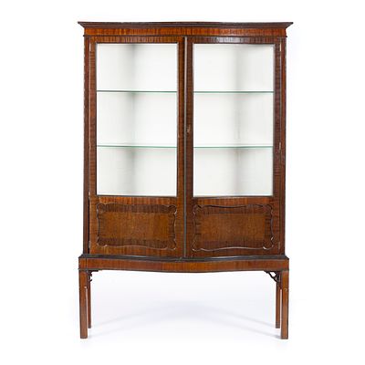 ARM&Aacute;RIO VITRINE. Portugu&ecirc;s do s&eacute;c. XX em madeira de mogno, com duas portas e 