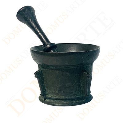 Almofariz com pil&atilde;o. bronze, de forma cil&iacute;ndrica com aba ligeiramente saliente e corpo decorado 