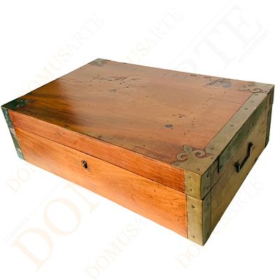 Caixa de madeira de escrit&oacute;rio, faltas , desgaste. de madeira com ferragens met&aacute;licas nos cantos 