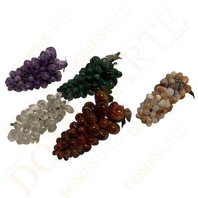 Cinco caxos de uvas. pedras-duras, pasta de vidro e metalBrasileiras, s&eacute;c. XX, Dim.: 21 cm